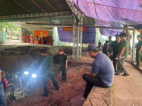 Ông Mưa tại điểm khai quật.