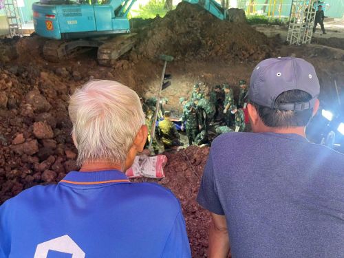 2 người đàn ông với 2 miền ký ức về các rãnh chôn tập thể tại khu vực tìm kiếm hài cốt liệt sĩ.