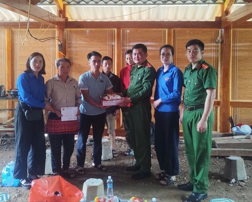  Thăm hỏi động viên gia đình anh Vàng A Chu. 