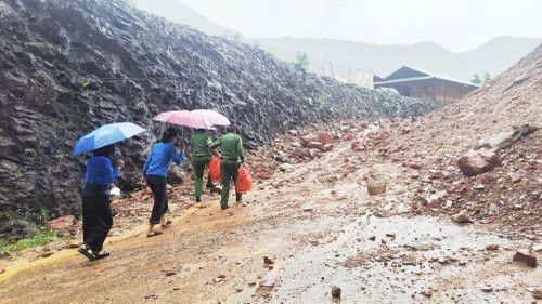 Công an xã Nậm Nèn thăm hỏi động viên gia đình bị thiệt hại nặng do sạt lở đất.