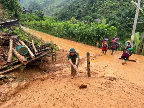 Công An Xã Sín Chải tích cực khắc phục hậu quả sạt lở.