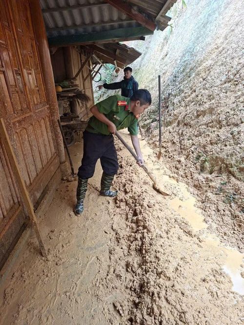 Công An Xã Pu Nhi tích cực hỗ trợ người dân.