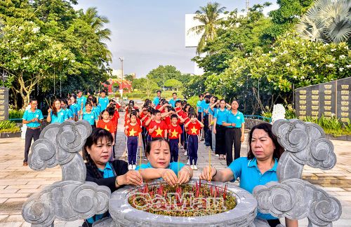Ban Giám hiệu, giáo viên và học sinh Trường Tiểu học Phùng Ngọc Liêm dâng hương tưởng niệm tại Tượng đài sự kiện Mậu Thân năm 1968.