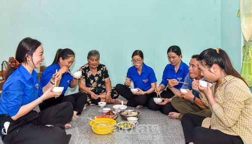 Bà Lâm Thị Điền dùng bữa cơm tri ân ấm áp, nghĩa tình cùng đoàn viên
