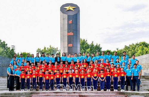Học sinh Trường Tiểu học Phùng Ngọc Liêm lưu lại khoảnh khắc ý nghĩa tại Đài Tổ quốc ghi công.