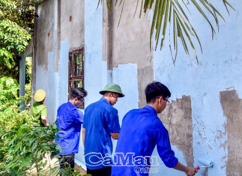 Đoàn viên xã Vĩnh Phước hỗ trợ sơn sửa nhà cho gia đình người có công với cách mạng ở ấp Bình Hổ.