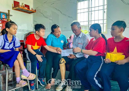 Bà Nguyễn Thị Nguyệt, Hiệu trưởng Trường Tiểu học Phùng Ngọc Liêm, cùng các em học sinh thăm hỏi, tặng quà ông Nguyễn Thanh Hùng, thương binh hạng 2/4.