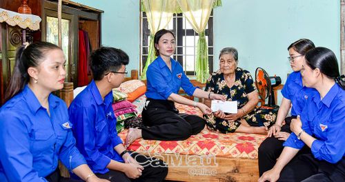Đoàn viên, thanh niên xã Vĩnh Phước thăm hỏi, tặng quà bà Lâm Thị Điền, người có công với cách mạng.