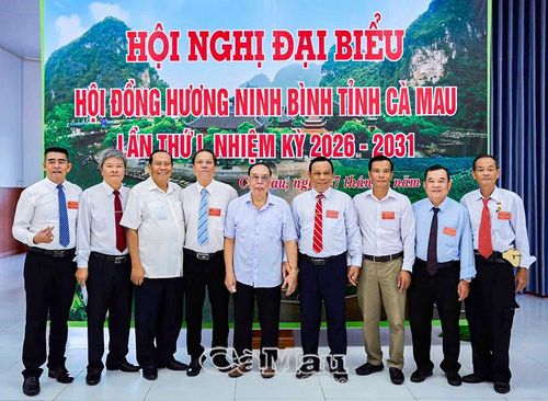 Các đồng chí lãnh đạo, nguyên lãnh đạo tỉnh Cà Mau gặp mặt bà con đồng hương Ninh Bình tại tỉnh Cà Mau.