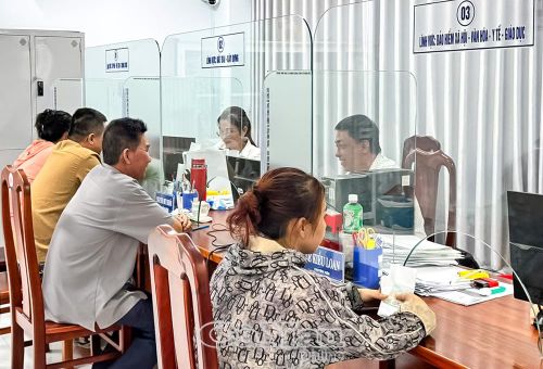 Người dân đến làm thủ tục tại Trung tâm Phục vụ hành chính công xã Sông Đốc.
