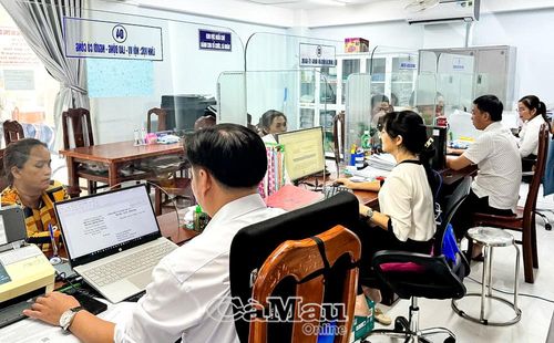 Khối lượng hồ sơ tăng cao sau khi thực hiện mô hình chính quyền địa phương 2 cấp, nhưng đội ngũ cán bộ xã Sông Đốc vẫn tập trung giải quyết hồ sơ đúng quy định, hạn chế phát sinh tồn đọng.