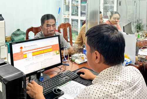 Cán bộ Trung tâm Phục vụ hành chính công xã Sông Đốc tiếp nhận, xử lý hồ sơ đất đai trên Cổng Dịch vụ công quốc gia, đẩy mạnh giải quyết thủ tục hành chính trực tuyến.