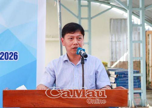 Đồng chí Đặng Chí Nguyễn, Chủ tịch UBND xã Khánh Bình, phát động thả cá giống tái tạo nguồn lợi thủy sản gắn với ra quân vệ sinh môi trường năm 2026.