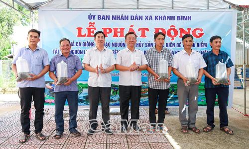 Đồng chí Hồ Trung Việt, Trưởng Ban Tuyên giáo và Dân vận Tỉnh ủy Cà Mau (thứ 4 từ trái sang), cùng đồng chí Nguyễn Quốc Tiến, Bí thư Đảng ủy xã Khánh Bình (thứ 3 từ trái sang) trao cá giống cho đại diện các ấp.