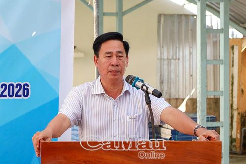 Đồng chí Nguyễn Quốc Tiến, Bí thư Đảng ủy, Chủ tịch HĐND xã Khánh Bình, thông tin về Đề án tái tạo nguồn lợi cá đồng của địa phương.