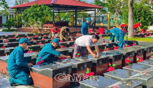 Đoàn viên, cán bộ xã Châu Thới phối hợp Viettel khu vực Vĩnh Lợi tổ chức dọn dẹp vệ sinh, chăm sóc các phần mộ tại Nghĩa trang liệt sĩ xã Châu Thới.