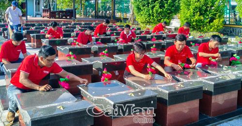Thay mới hoa trên các phần mộ liệt sĩ tại Nghĩa trang liệt sĩ xã Châu Thới.