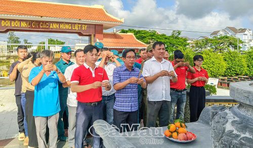 Cán bộ, đoàn viên thắp hương tưởng niệm, tri ân các anh hùng liệt sĩ tại Nghĩa trang liệt sĩ xã Châu Thới.