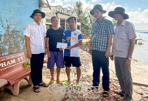 Đoàn thăm hỏi, động viên và trao hỗ trợ bước đầu cho các hộ dân bị ảnh hưởng, giúp người dân sớm ổn định cuộc sống.