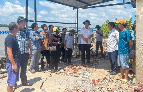 Sáng 18/7, ông Tô Hoài Phương, Giám đốc Sở Nông nghiệp và Môi trường (thứ 3, từ phải sang)