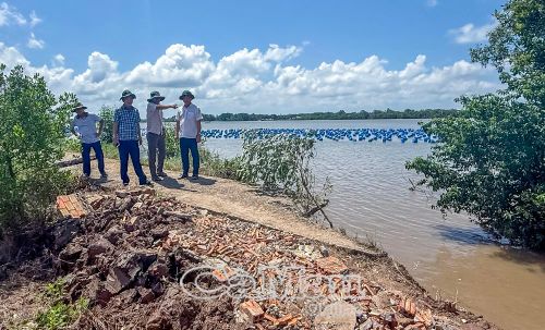 Hai điểm sạt lở đất trên tuyến sông Cửa Lớn, thuộc ấp Sa Phô, xã Đất Mới, có tổng chiều dài khoảng 30 m, làm sụp đường giao thông nông thôn và gây thiệt hại ước khoảng 170 triệu đồng.