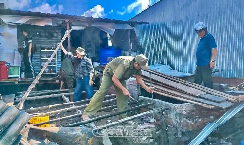 Hai vụ sạt lở trên tuyến sông Trại Lưới, thuộc ấp Xẻo Sao, xã Đất Mới, ảnh hưởng trực tiếp đến nhà ở của 2 hộ dân. Tổng chiều dài đoạn sạt lở khoảng 30 m, thiệt hại ước tính khoảng 250 triệu đồng.