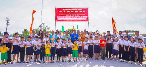 Người dân ấp Mỹ Bình, xã Sông Đốc chụp ảnh lưu niệm cùng lãnh đạo địa phương và các đơn vị, nhà tài trợ tại lễ khánh thành cầu "Món quà Tuệ Tâm 40".