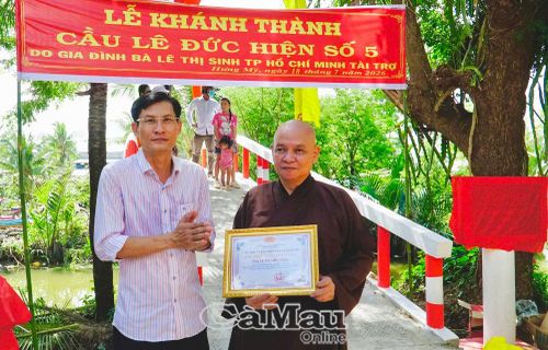 Ông Bùi Hùng Liệt, Chủ tịch UBND xã Hưng Mỹ, trao Giấy chứng nhận "Tấm lòng vàng" nhằm ghi nhận và tri ân những đóng góp của các đơn vị, nhà tài trợ trong công tác an sinh xã hội tại địa phương.
