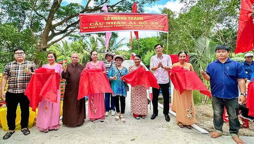 Lãnh đạo xã Hưng Mỹ và các nhà tài trợ thực hiện nghi thức cắt băng khánh thành Cầu Nhân Ái số 25.