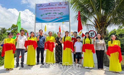 Lãnh đạo xã và các mạnh thường quân cắt băng khánh thành cầu Ông Sinh.