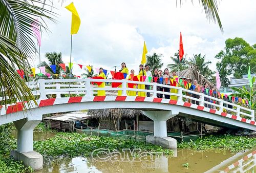 Niềm vui của lãnh đạo xã Phước Long, người dân địa phương và các mạnh thường quân trong ngày khánh thành cầu Ông Sinh.