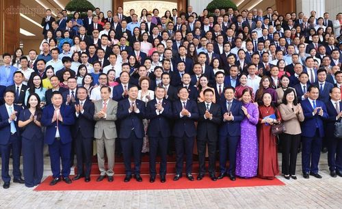 Thủ tướng chụp ảnh cùng các đại biểu dự Hội nghị. Ảnh: chinhphu.vn