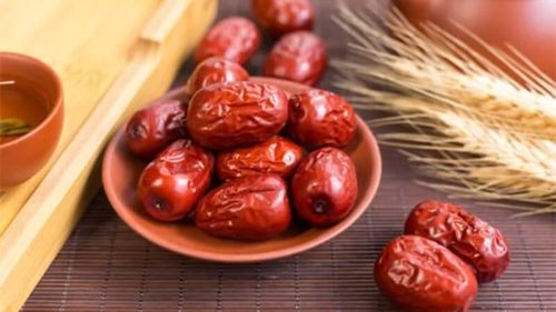 Mặc dù táo đỏ thường được dùng trong các bài thuốc bồi bổ, nhưng với những người đang bị cảm lạnh hoặc sốt, việc ăn táo đỏ lại không phù hợp. Ảnh minh họa.