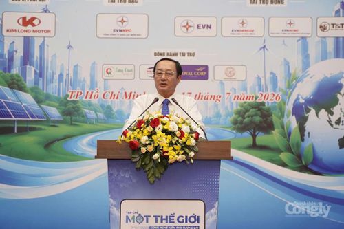 PGS.TS Huỳnh Thành Đạt, Phó Trưởng Ban Tuyên giáo và Dân vận Trung ương, nguyên Bộ trưởng Bộ Khoa học và Công nghệ, phát biểu tại hội thảo.