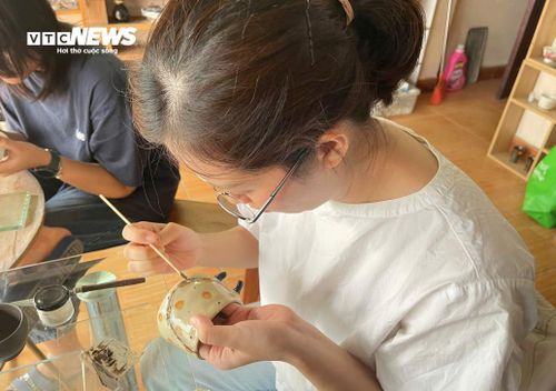Mỗi đường nét vá lên gốm như một lần chính người thực hành Kintsugi được chữa lành.