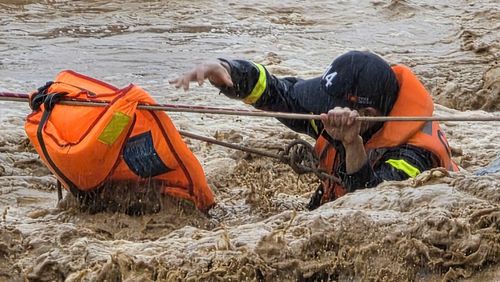 Lực lượng Công an tỉnh Lai Châu dầm mình trong dòng nước lũ ứng cứu người dân. (Ảnh: Công an tỉnh Lai Châu)