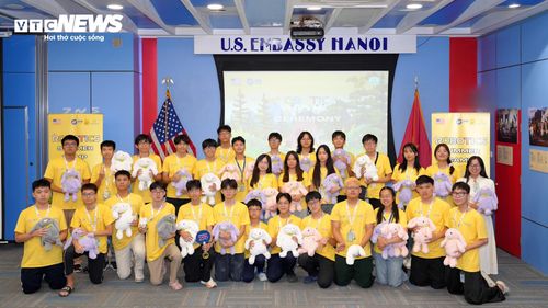 Robotics Summer Camp 2026 cũng là mô hình “người trẻ truyền cảm hứng cho người trẻ”, khi chính những học sinh từng thi đấu ở các sân chơi robotics lớn trực tiếp hướng dẫn thế hệ kế cận, góp phần xây dựng cộng đồng robotics Việt Nam ngày càng phát triển và hội nhập quốc tế. (Ảnh: Hùng Cường)