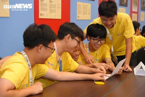 Quốc Khánh (thứ 2 từ bên phải) hướng dẫn các học sinh quy trình thuyết minh ý tưởng. (Ảnh: Hùng Cường)