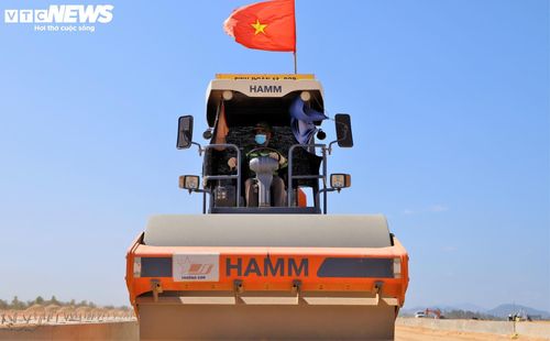 Hơn 800 kỹ sư, công nhân cùng hơn 480 phương tiện, thiết bị cơ giới chuyên dụng đang hoạt động hết công suất, làm việc xuyên ngày đêm.