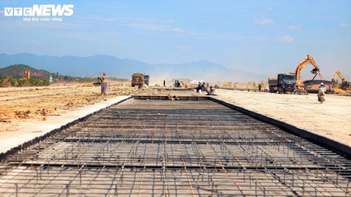 Chủ đầu tư và các nhà thầu đã triển khai đồng loạt 32 mũi thi công bám sát công trường, áp dụng triệt để phương châm “3 ca, 4 kíp” nhằm tận dụng tối đa thời gian, đẩy nhanh tiến độ hoàn thiện các hạng mục. Mục tiêu là bảo đảm đường băng kịp phục vụ công tác bay hiệu chuẩn vào cuối tháng 7/2026.