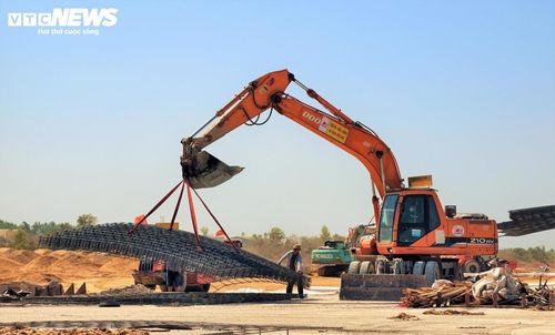 Ngoài ra, các nhà thầu đang trển khai hệ thống đường cáp điện và nhà trạm nguồn. Hệ thống đèn hiệu và thiết bị đảm bảo hoạt động bay đã được tập kết về công trường, chờ lắp đặt.