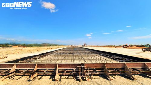 Dự án đường cất hạ cánh số 2 và các công trình đồng bộ khu bay Cảng hàng không Phù Cát là công trình hạ tầng giao thông trọng điểm, thuộc nhóm dự án nhóm B, tổng mức đầu tư cụ thể là 3.245,089 tỷ đồng.