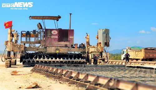Theo chủ đầu tư là Ban Quản lý dự án các công trình giao thông và dân dụng tỉnh Gia Lai, sau hơn 9 tháng thi công (từ tháng 8/2025), dự án đang bước vào giai đoạn nước rút quyết định. Để đảm bảo tiến độ đề ra, một khối lượng nhân lực và thiết bị khổng lồ đang được huy động.