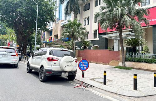 Biển “Không đỗ xe” đặt dưới lòng đường tại phố Cát Linh (phường Văn Miếu - Quốc Tử Giám). Ảnh: Dung Nhi