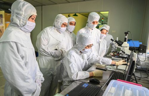 Sinh viên thực hành tại phòng thí nghiệm Trường Đại học Khoa học tự nhiên (Đại học Quốc gia Hà Nội). Ảnh: Giang Huy
