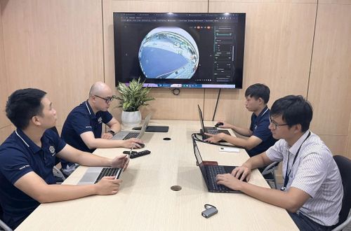Kỹ sư VNPT nghiên cứu mô hình AI phát hiện vật thể từ camera mắt cá. Ảnh: VNPT