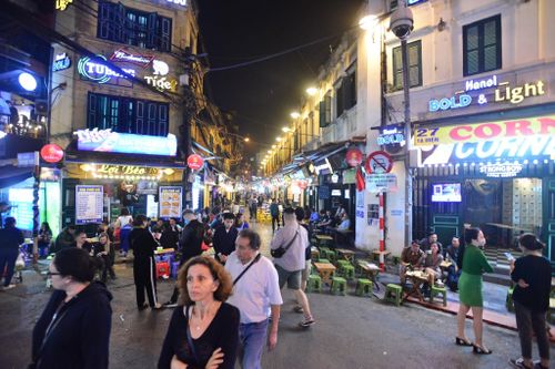 Người dân và du khách đi bộ, tham quan phố cổ Hoàn Kiếm. Ảnh: Khánh Huy
