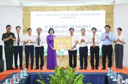 Đoàn đại biểu Thành ủy - HĐND - UBND - Ủy ban Mặt trận Tổ quốc Việt Nam thành phố Hà Nội trao hỗ trợ xây dựng, sửa chữa nhà ở cho người có công với cách mạng và thân nhân liệt sĩ tại tỉnh Quảng Trị. Ảnh: Quang Thái