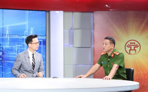 Thượng tá Ngô Tiến Long trao đổi tại Chương trình. Ảnh: Thanh Hải