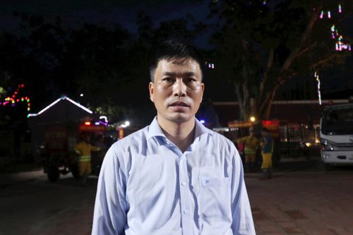 Phó Trưởng phòng Kinh tế xã Tây Phương Trần Văn Hòa trao đổi tại điểm cầu. Ảnh: Công Phương